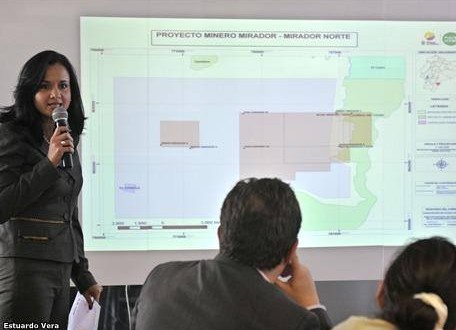 La exministra Aguiñaga expone un mapa en el que se ve el proyecto Mirador por sobre el bosque protector de la Cordillera del Cóndor. Foto tomada de El Universo