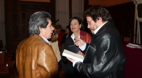 Santiago Gamboa firma autógrafos para sus lectores.