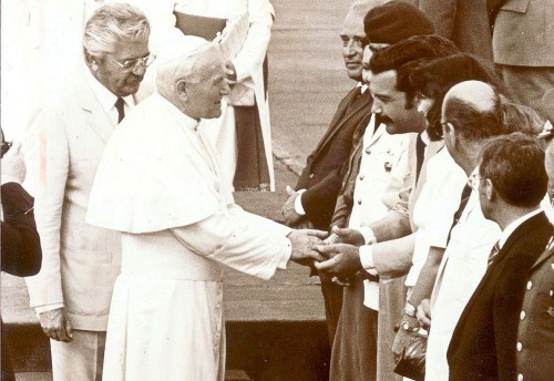 Juan Pablo II es recibido en Guayaquil por el gobernador Jaime Nebot y el alcalde Abdalá Bucaram.