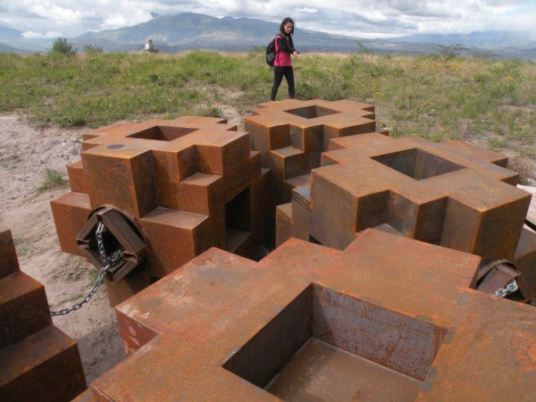 Monumento al ego. Piezas que usó Gustavo Guayasamín para levantar un monumento sobre la plataforma arqueológica aún no estudiada.