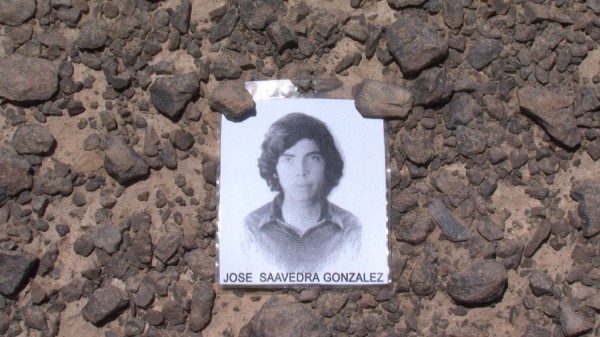 Foto de uno de los desaparecidos por la dictadura de Pinochet en medio de las rocas del desierto de Atacama.
