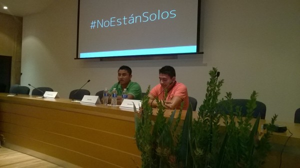  Uriel Alonso Solís (izquierda) junto a Gamaliel Cruz, estudiantes de la normal Ayotzinapa, durante una charla a estudiantes y académicos, el 13 de febrero pasado, en Tijuana. Foto: Lorena Mena.