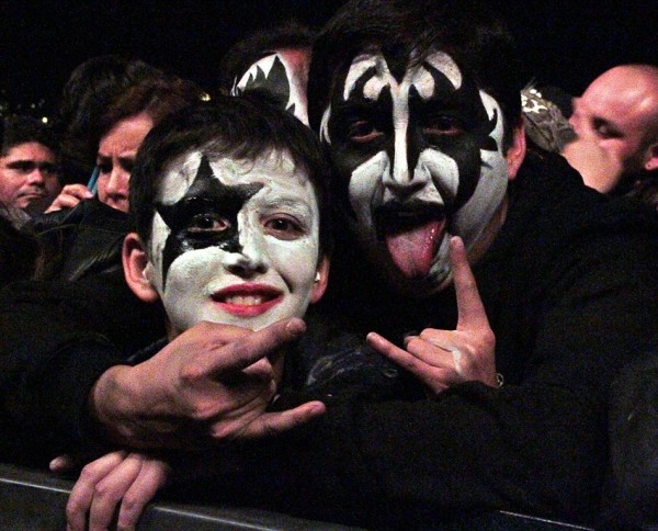 12/04/2015 Padre e hijo durante el concierto de Kiss en Quito. Foto de Pablo Rodríguez