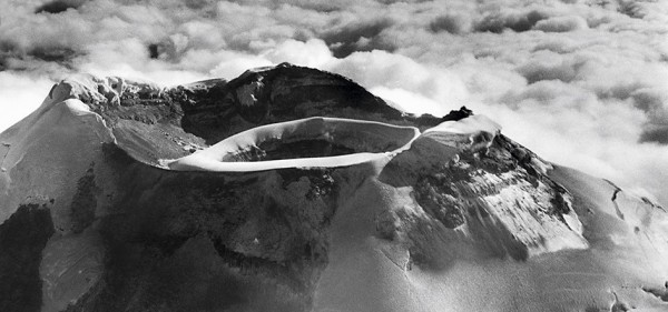 Primera imagen en la que se aprecia el anillo interno del cráter del Cotopaxi. La fotografía fue captada desde un avión, por Gottfried Hirtz, a fines de los años 30.