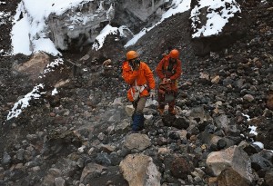 2)Ramiro Navarrete (izq.) y César Pérez de Tudela (der.), en el fondo del cráter del Cotopaxi. Foto: Belisario Chiriboga