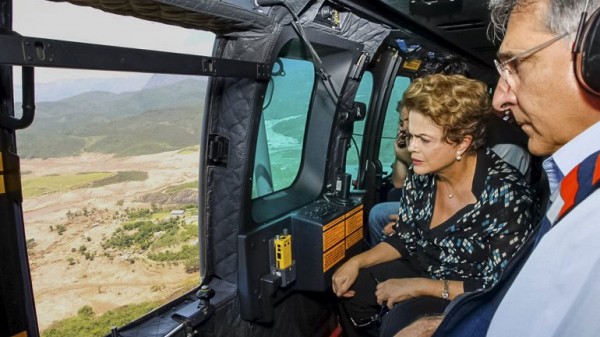 Dilme Rousseff sobrevuela la zona del desastre. Foto Reuters.
