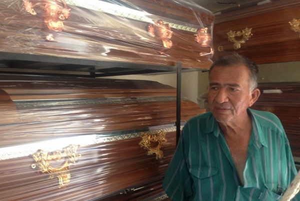 Bernardo Torres, veterinario retirado y dueño de una funeraria, quiere quedarse en Pedernales junto a su familia.