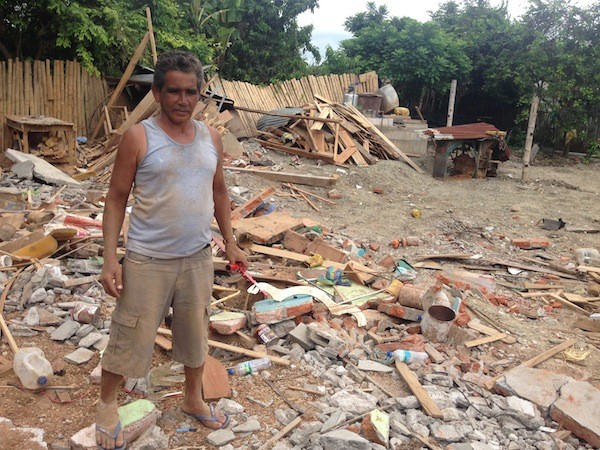 En Jama, José Estenio Medina prepara el terreno para la reconstrucción de su taller de carpintería, Los Tres Josés.