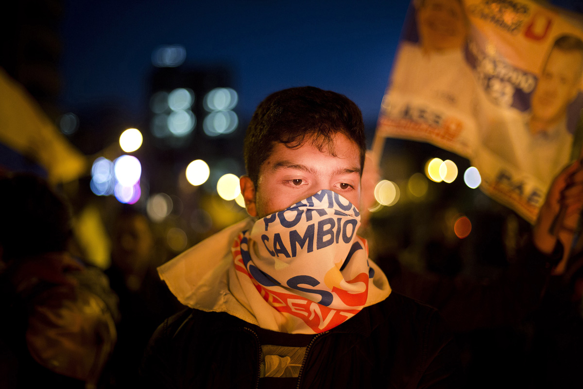 Seguido de Lasso protesta en las calles de Quito. Foto/Edu León