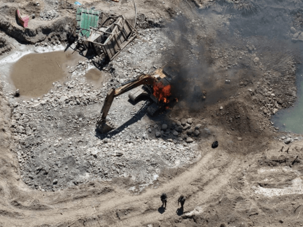 Destrucción de maquinaria utilizada por la minería ilegal en Loja, en el sur de Ecuador. Foto: cortesía Ejército Ecuatoriano