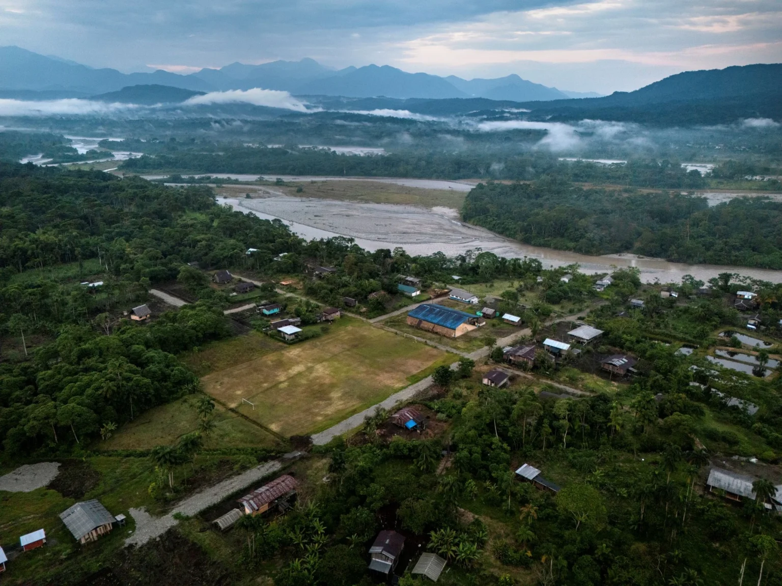 Vista de la Comunidad Sinangoe, al fondo se observa el río Aguarico. Territorio ancestral A’i Cofán Sinangoe, provincia de Sucumbíos, Ecuador, 16 de diciembre de 2024. Foto: Karen Toro / Amazon Frontlines