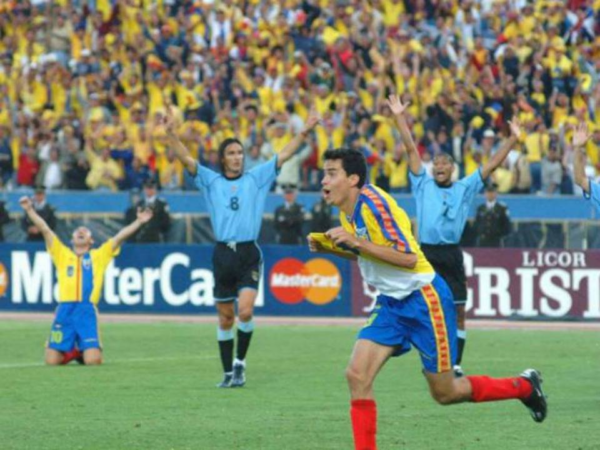 Jaime Iván Kaviedes celebra el gol que llevó a la primera clasificación de la selección ecuatoriana a un mundial de fútbol, en 2001. Foto: Imagen tomada de la cuenta de X del comunicador deportivo Antonio Ubidia.